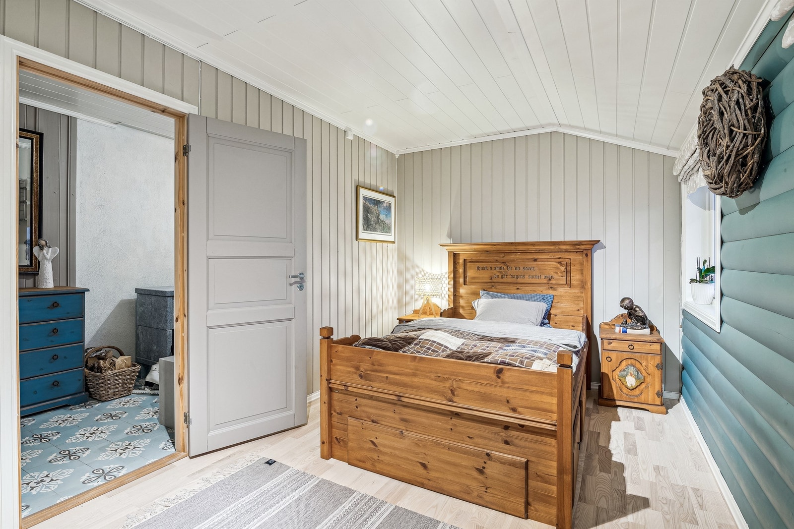 Soverom 2 er lunt og sjarmerende. Dette rommet var opprinnelig 2 soverom, men er på et tidspunkt slått sammen til ett. Galleribilde