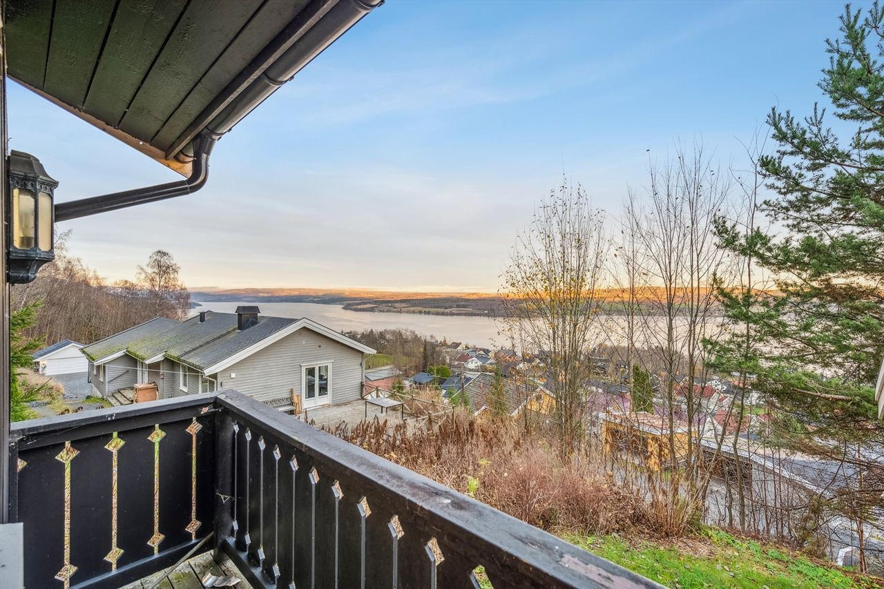 Luftebalkong på 2 kvm vender mot nord og har adkomst fra spisestuen. Galleribilde