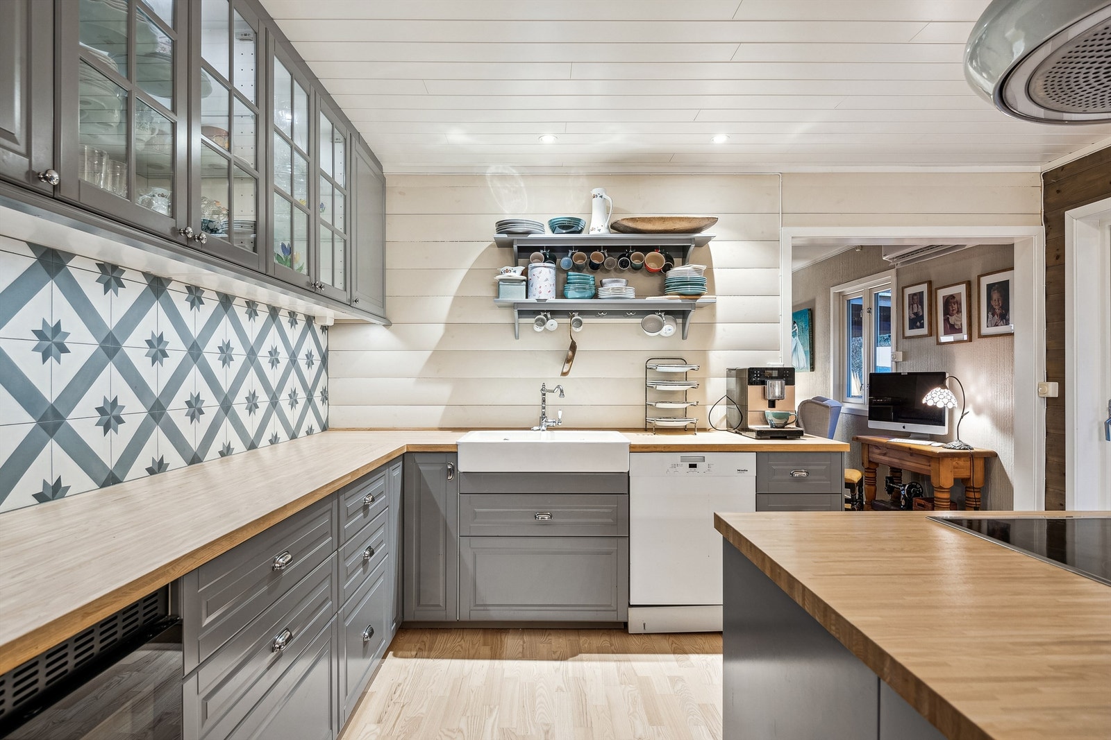 Delikate fliser over benk og downlights. Galleribilde