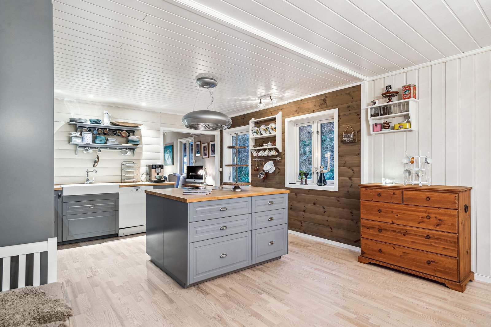 Dagens kjøkkenløsning er både sosial og ikke minst praktisk utformet. Moderne ventilator. Galleribilde