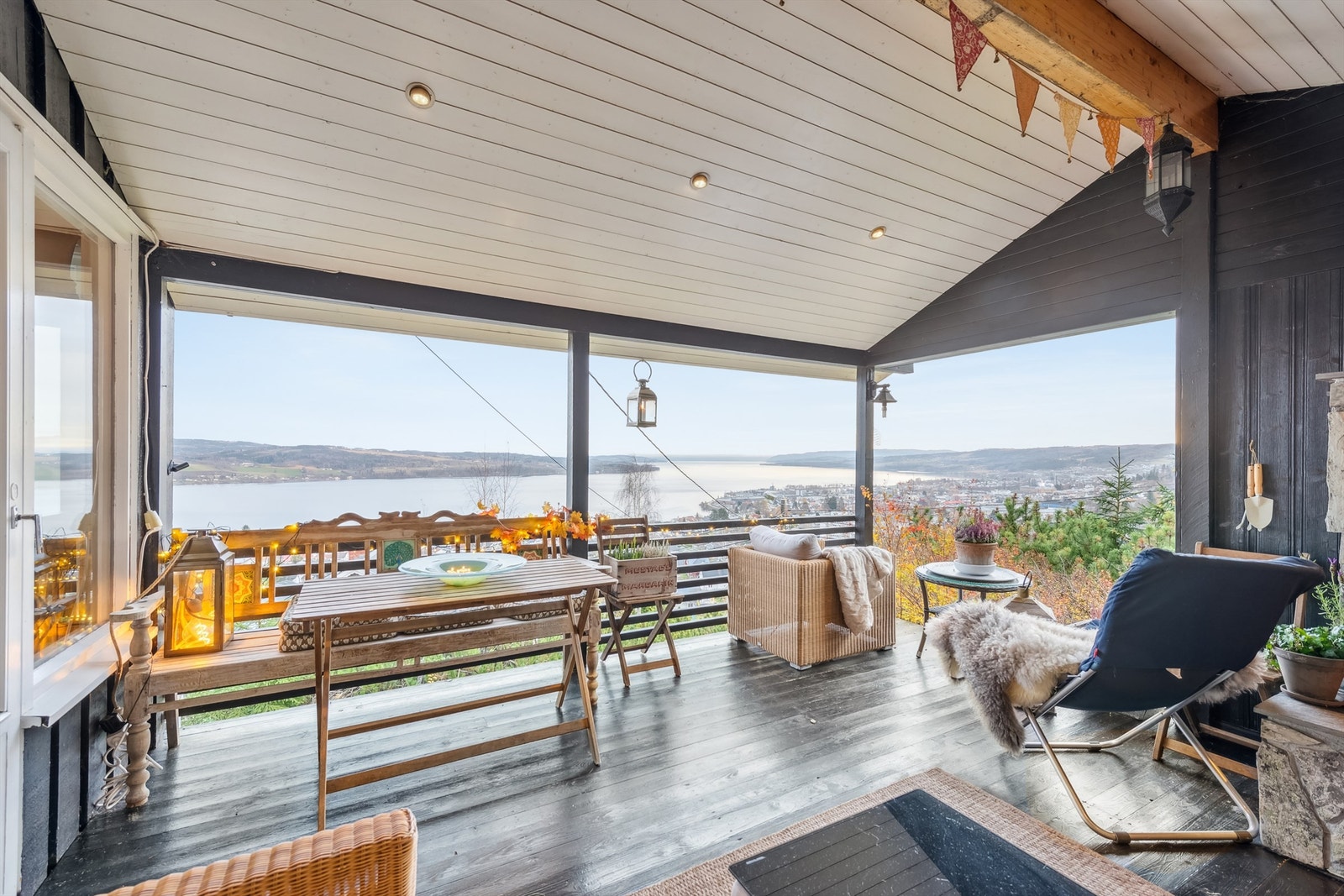 Praktisk overbygget veranda. Galleribilde