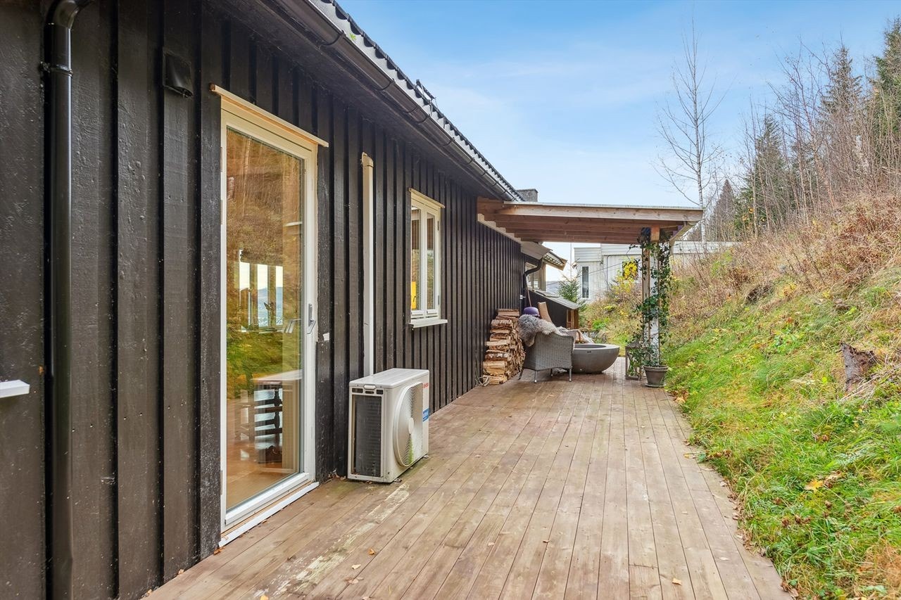 Terrasseplatting på 32 kvm mot vest med utgang fra kjøkken/spisestue. Galleribilde