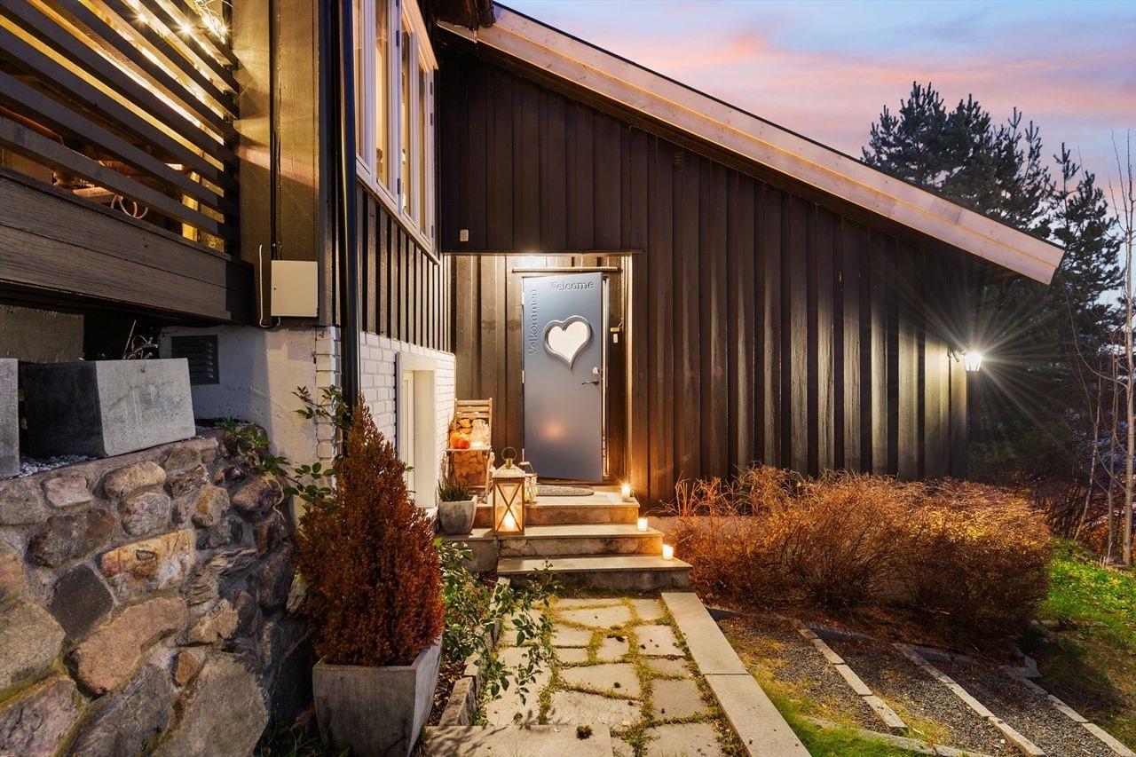 Boligen har en spennende løsning med 3 halvplan. Inngang er i mellomplanet. Galleribilde