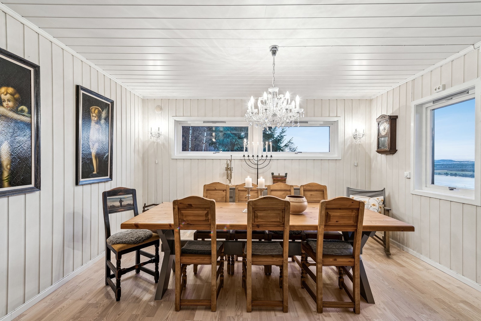 Fin spisestue med plass til mange. Den delen ble opprinnelig tilbygd som et ekstra soverom. Galleribilde