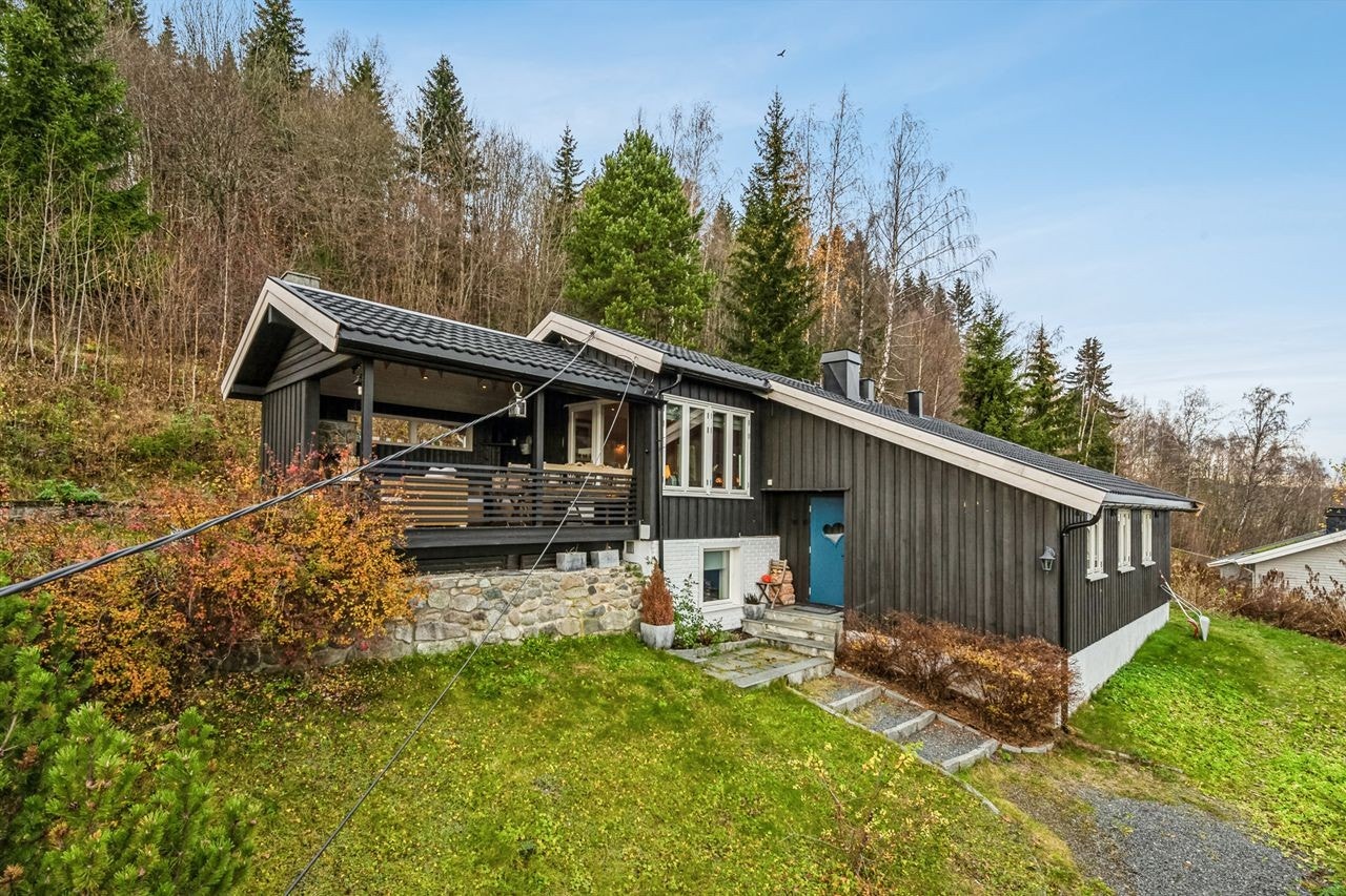 Boligen ble bygget i 1966 og senere tilbygget i 1982 og 1984. Galleribilde