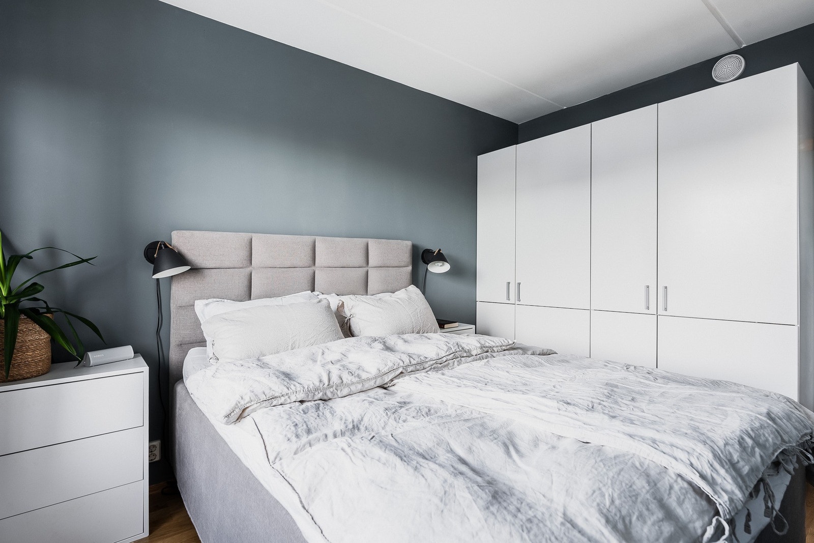 Det romslige soverommet har god plass til dobbeltseng og er innredet med flere garderobeskap. Galleribilde