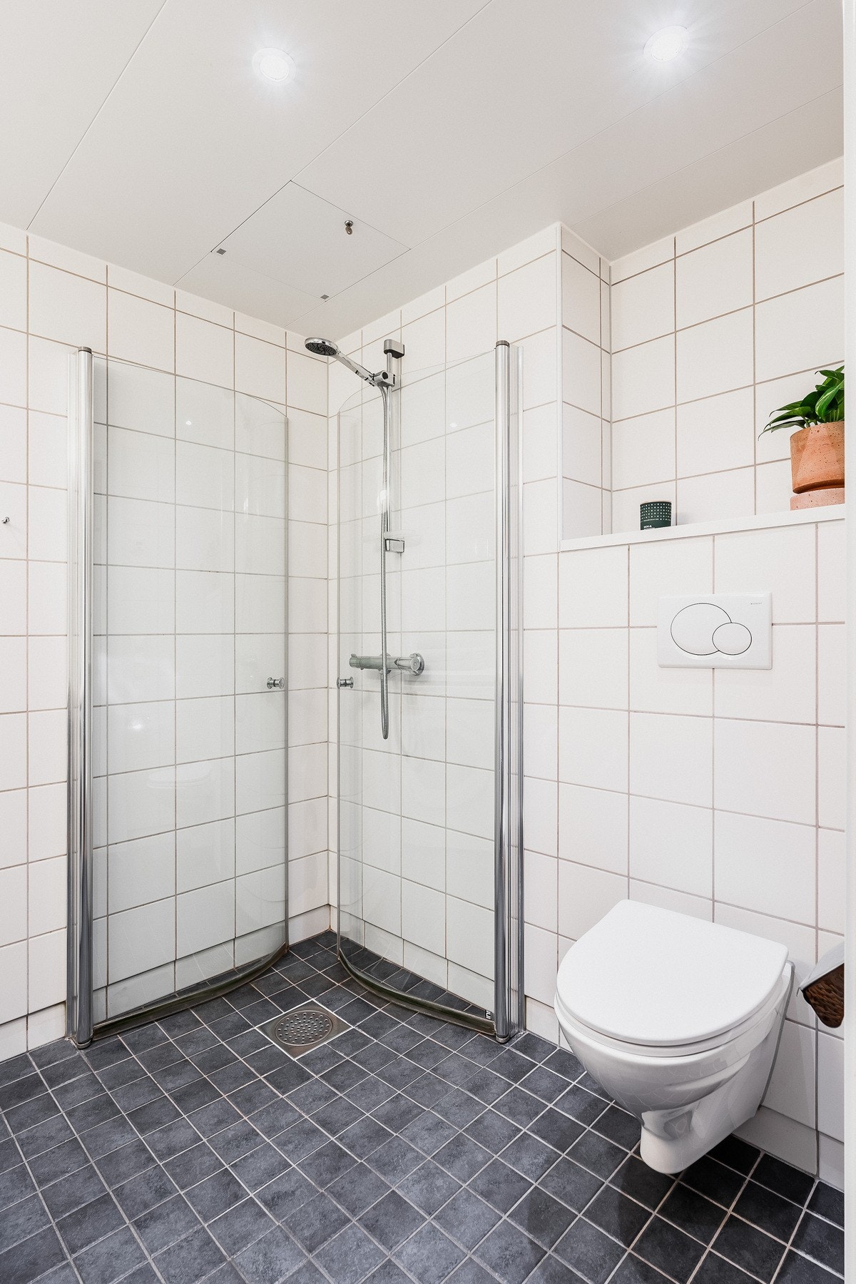 Varmtvann er inkludert a konto i fellesutgiftene og leiligheten har balansert ventilasjon. Galleribilde