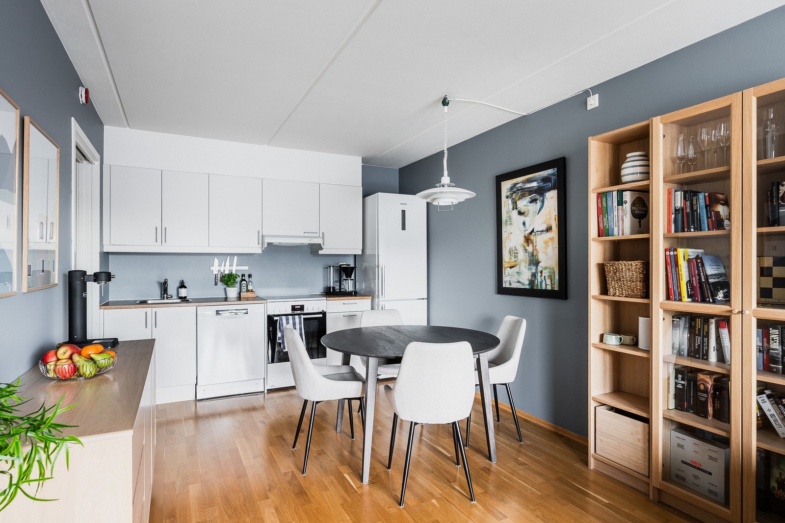 Stuen og kjøkkenet ligger i en sosial, åpen løsning og gir et hyggelig alrom med god møbelplass. Galleribilde