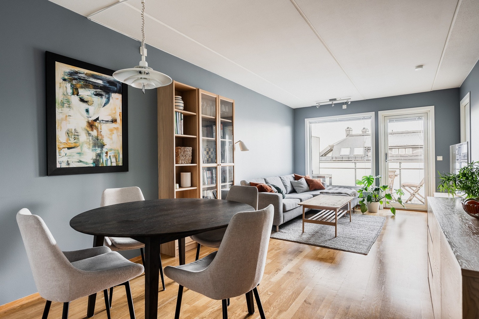 Stuen er luftig og får rikelig med dagslys fra et stort vindu og balkongdør mot nord. Galleribilde