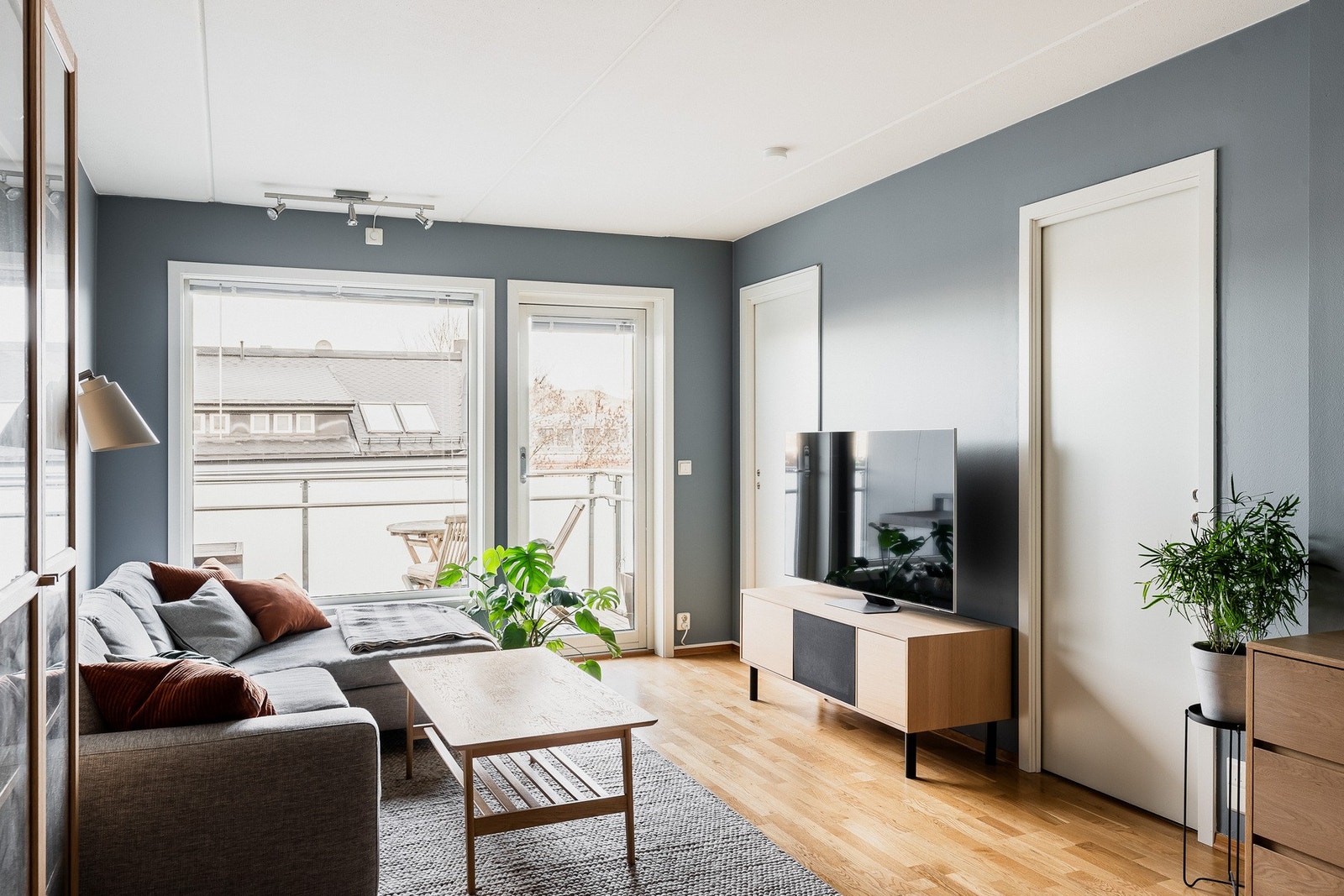 Balkongen gir en fin forlengelse av stuen i sommerhalvåret og har frostet rekkverk som gir god skjerming. Galleribilde