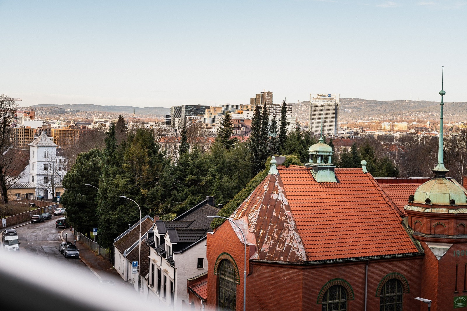 Utsikten fra balkongen er flott med ærverdige bygg og Gamlebyen kirke, foran byens moderne siluett. Galleribilde