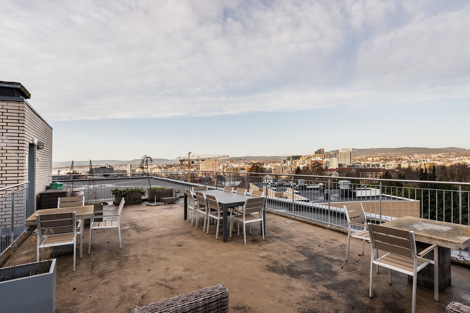 Fra felles takterrasse strekker utsikten seg helt til fjorden. Galleribilde