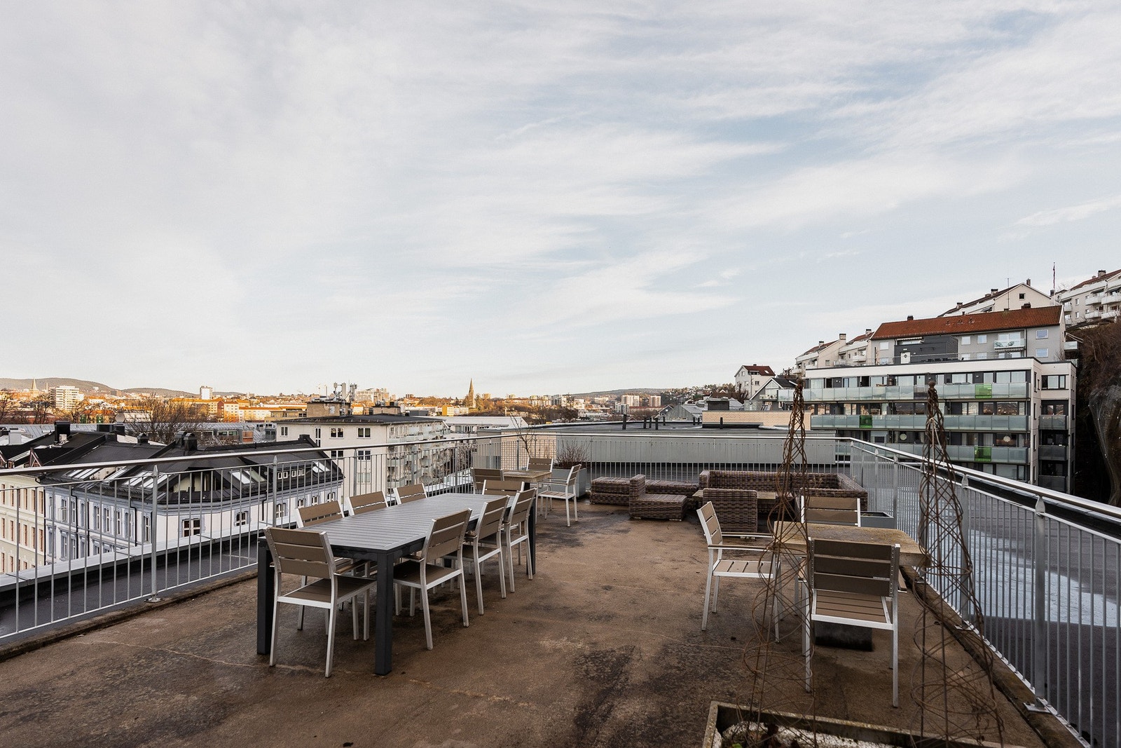 Bygget har felles takterrasse med vidstrakt panorama, ypperlige solforhold og flere sittegrupper til glede for beboerne. Galleribilde