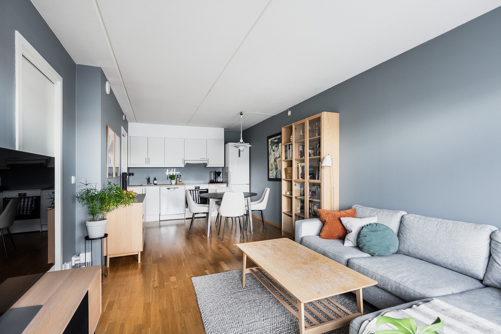 Stuen lar seg enkelt møblere med både tv-lounge og spisebord med mer. Galleribilde