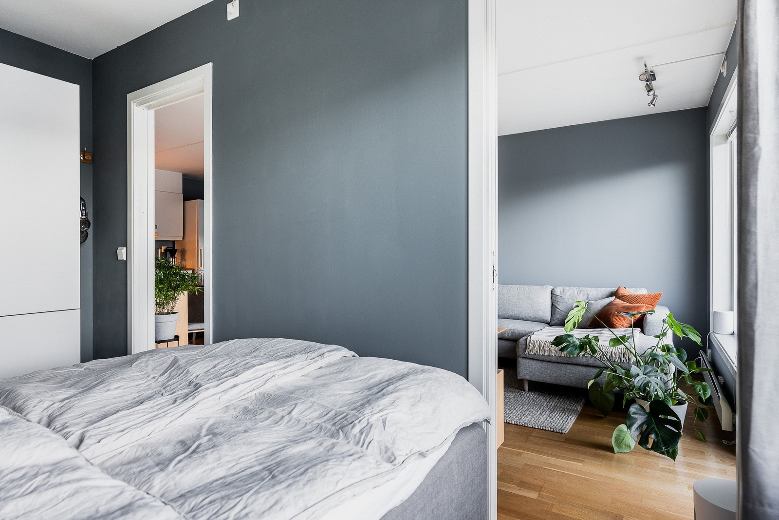 Både soverom, stue/kjøkken og entreen har parkettgulv, listefri himling og vegger malt i dempede blågrå toner. Galleribilde