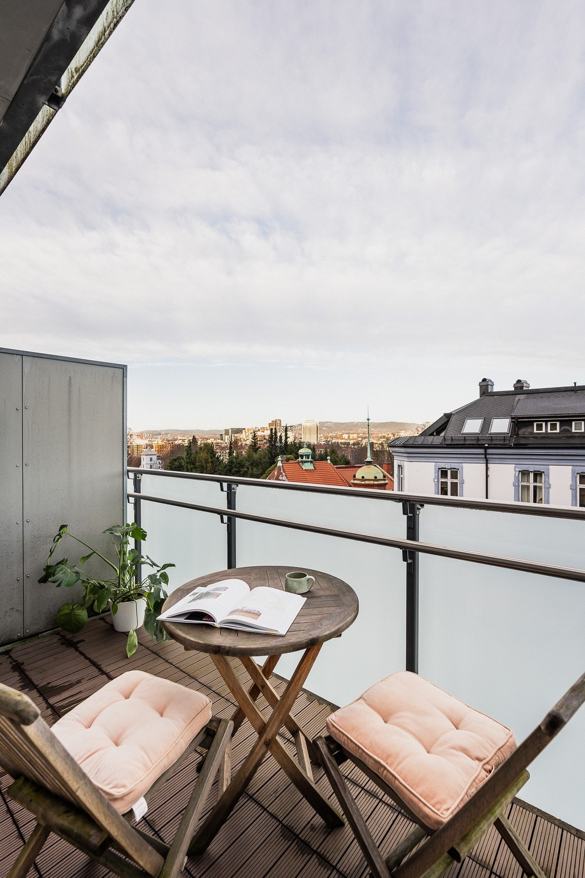 Balkongen ligger nordvendt med flott utsikt over byens tak. Galleribilde