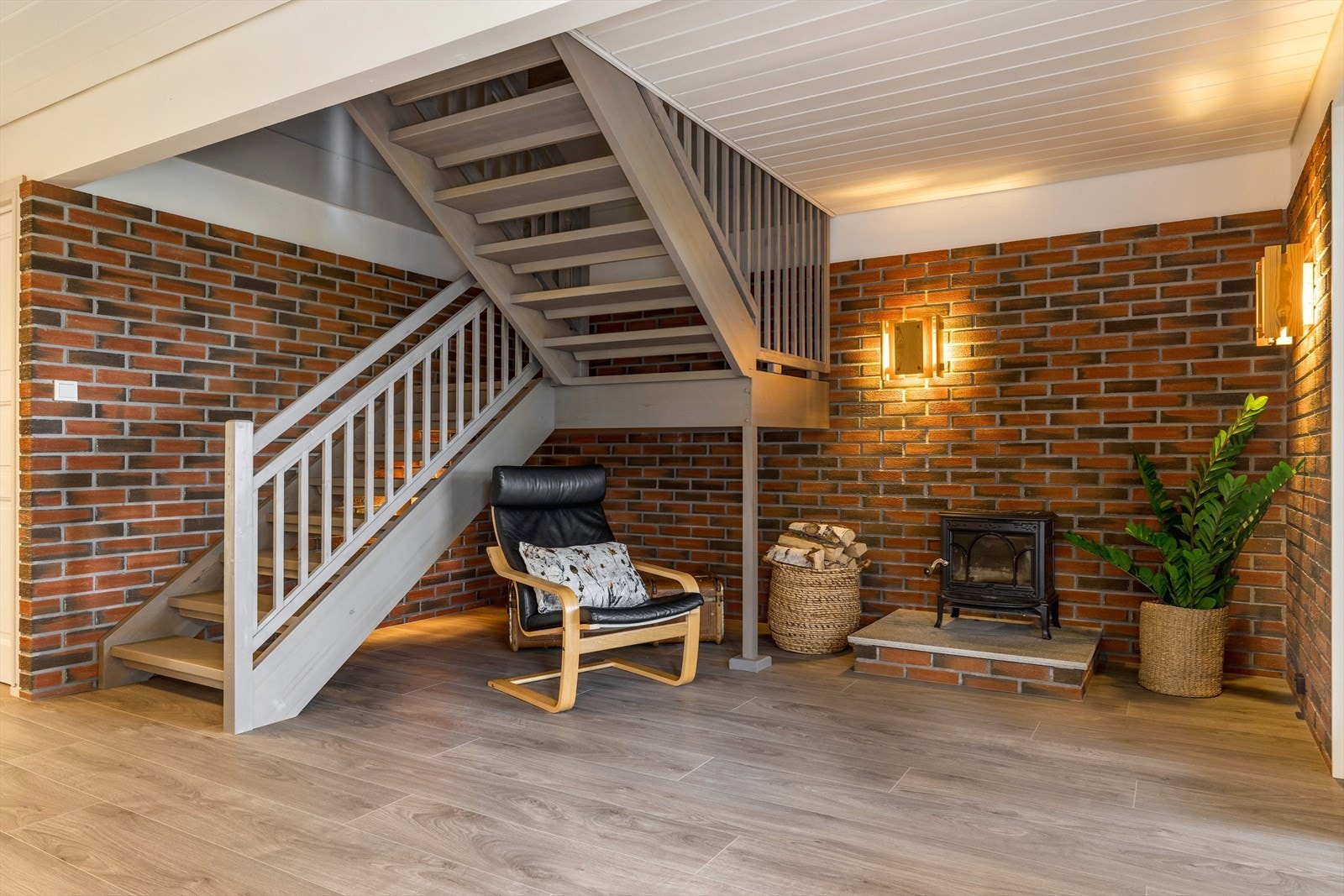 Man kan enkelt sette inn trapp mellom 1. etasje og underetasjen. Fra hallen er det trapp opp til loftsetasjen. Galleribilde