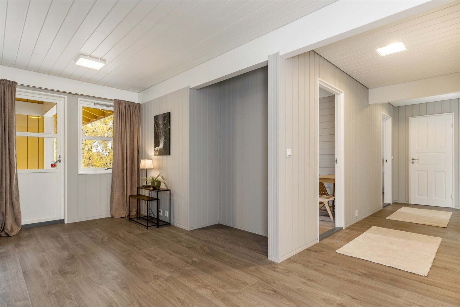 Fra gangen er det inngang til 3 soverom, bad og bod. Galleribilde