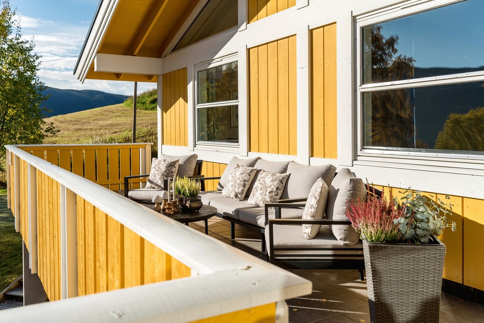 Hyggelig terrasse belagt med fliser. Galleribilde