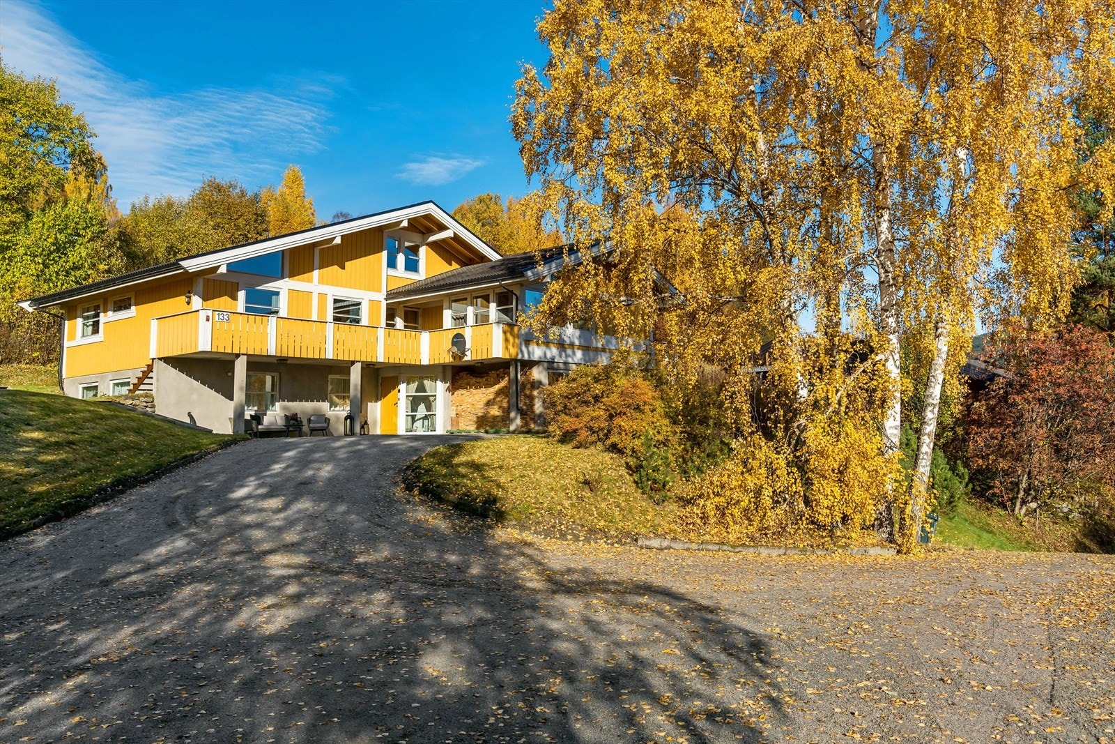 Boligen ligger usjenert til. Det er god plass på tomta og flere muligheter. Galleribilde