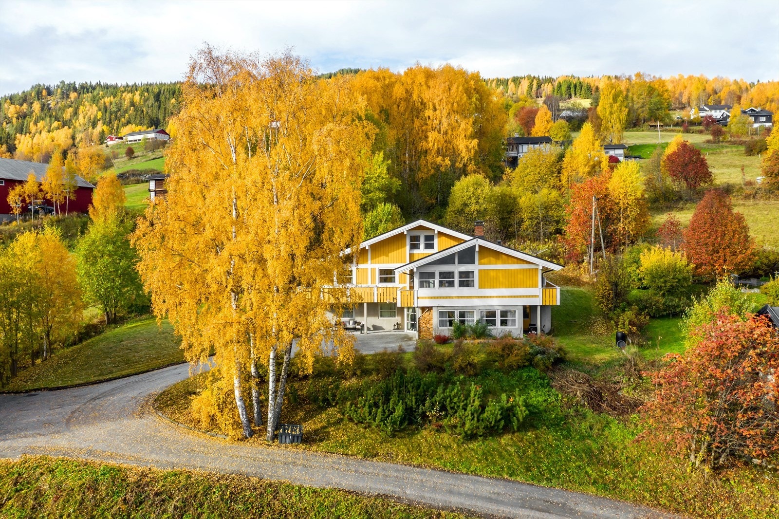En stor og innholdsrik enebolig med utleiemuligheter, beliggende på en tomt på ca. 1,7 mål. Galleribilde