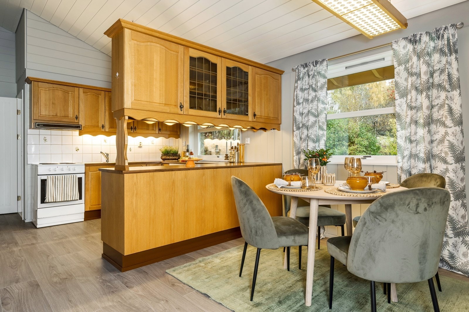 Separat kjøkken av god størrelse med plass til egen spisegruppe. Galleribilde