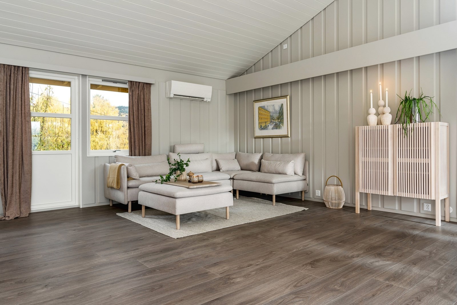 På veggen er det montert en varmepumpe fra 2016. Galleribilde