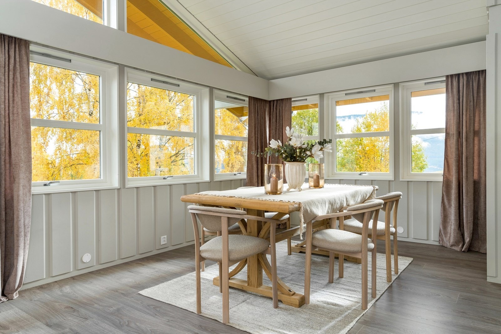 Spisestuen passer fint foran vinduene og utsikten! Galleribilde