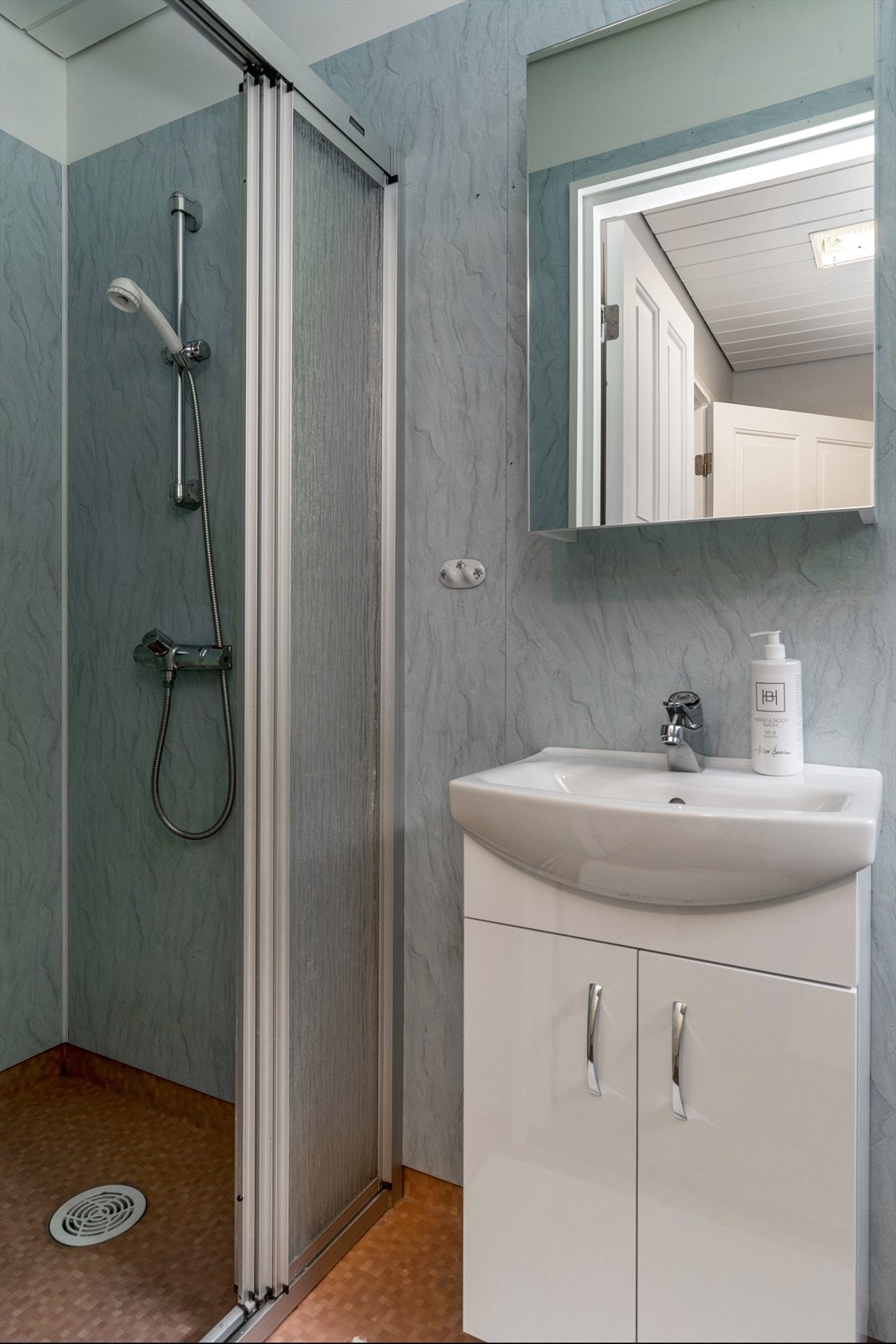 Ved entréen er det et bad nr. 2 med dusjhjørne, servantskap og toalett. Galleribilde