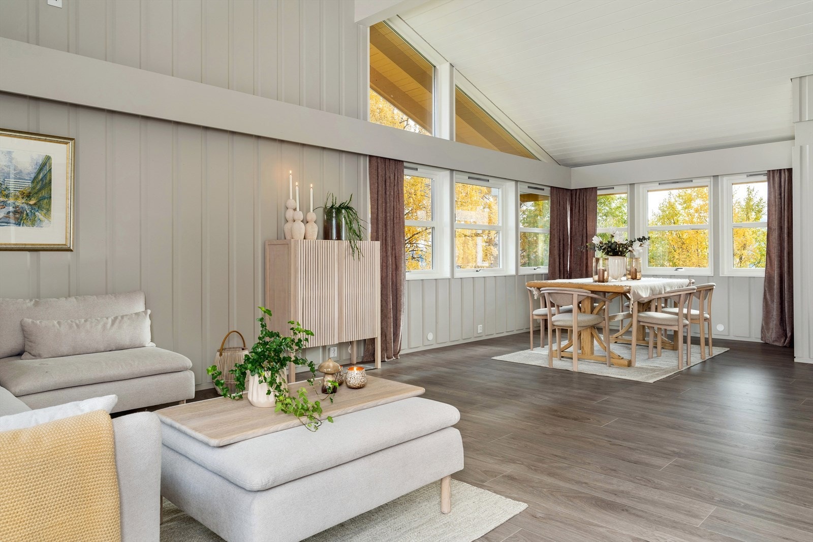 Stuen er malt i en nydelig beige farge. Overflateoppussing med maling og nytt gulv i 2024. Galleribilde