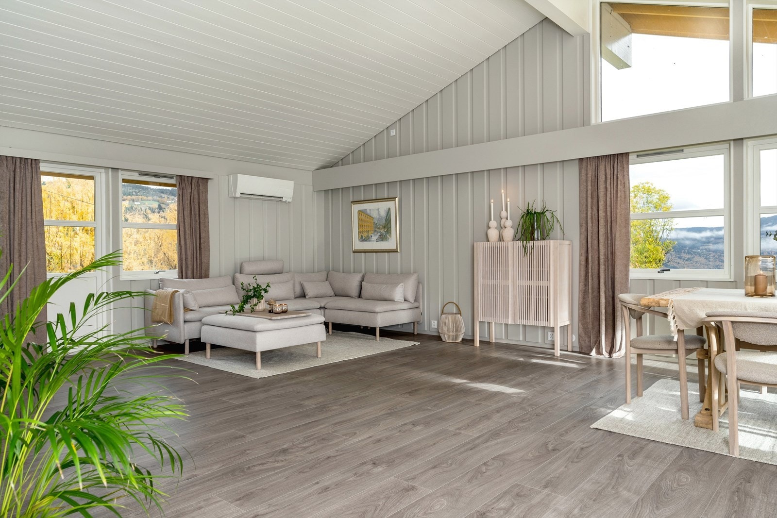 Videre kommer man inn til en stor og luftig stue med svært god takhøyde og vinduer som slipper inn fin utsikt. Galleribilde