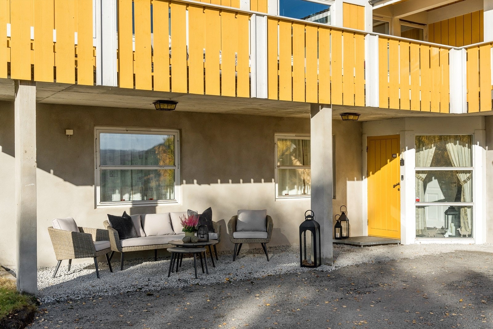 Leiligheten i underetasjen inneholder entré, kjøkken, stue, bad/vaskerom, 2 soverom og flere boder/tekniske rom (Ingen bilder) Galleribilde