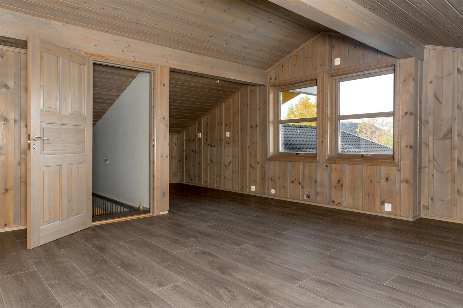 Stor loftsetasje som egner seg godt som en ekstra stue for barna/ungdommen i huset. Galleribilde