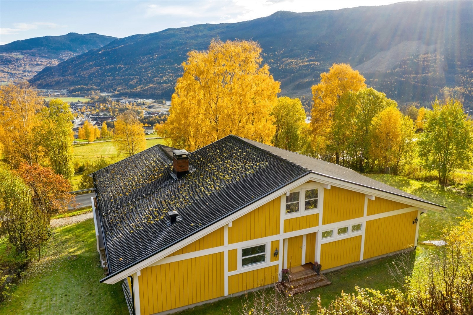Eiendommen ligger ca. 3.5 km vest for Gol sentrum, og har en flott utsikt utover bygda. Galleribilde
