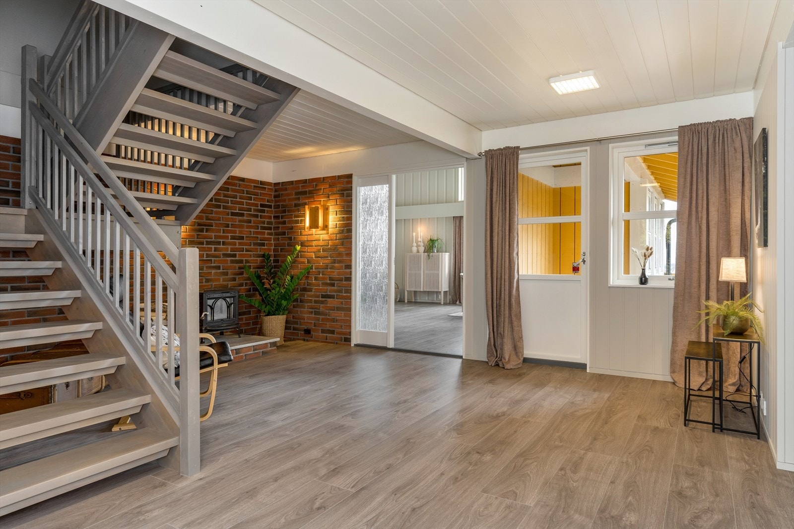 Fra entréen kommer man inn i en romslig hall med god plass til ønsket garderobeløsning. Galleribilde