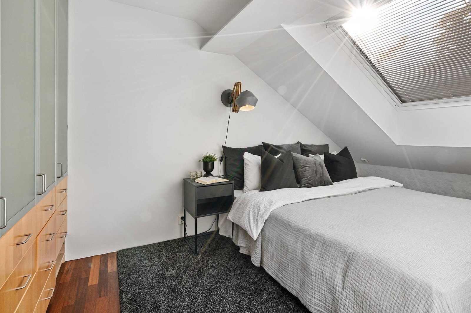 Soverom med dobbeltseng og integrert garderobeskap. Galleribilde