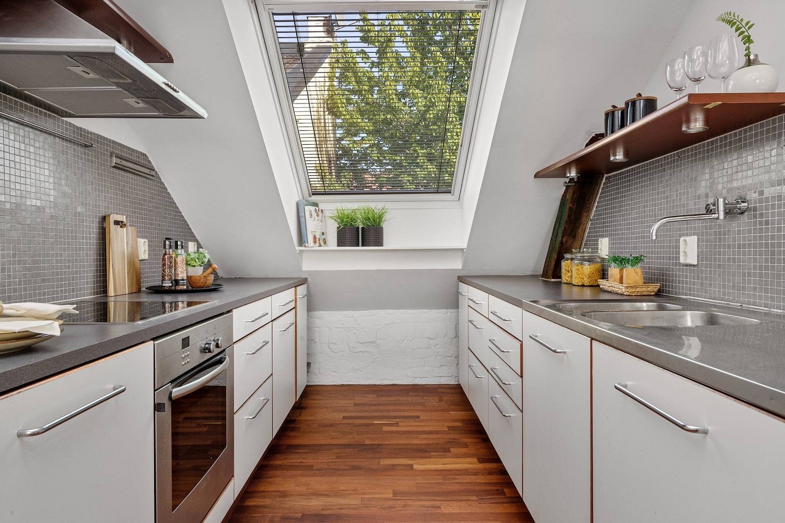 Lyst og åpent kjøkken med velfungerende hvitevarer. Galleribilde