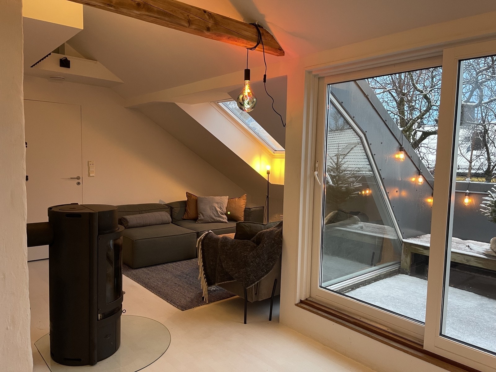 Stuen er delt inn i flere "soner". Peis er operativ og kan brukes som vanlig. Galleribilde