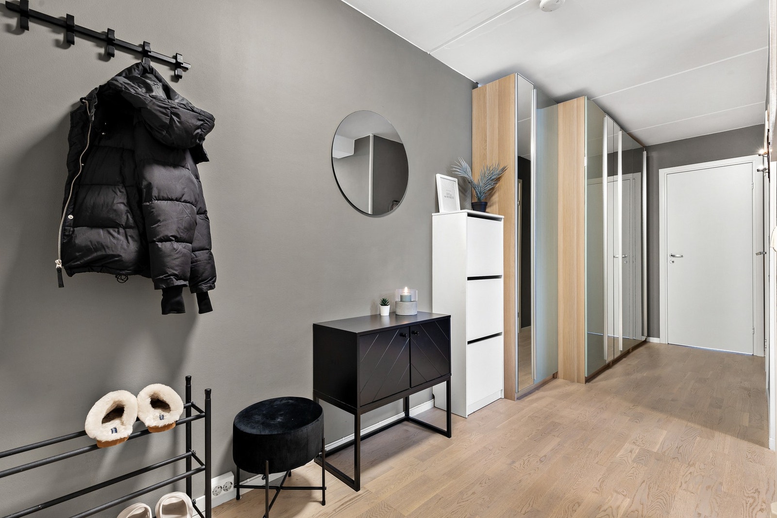 Det er god plass til oppbevaring av yttertøy og sko i flere garderobeskap Galleribilde