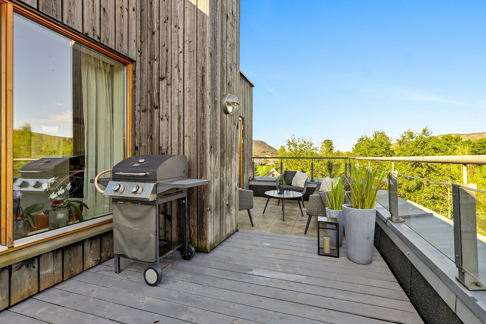 Deler av gulvet er belagt med drenerende plastfliser og resten har terrassebord Galleribilde
