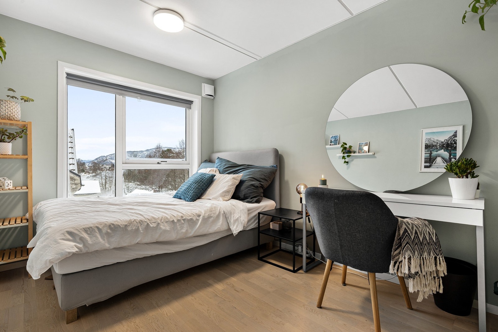 Soverom 2 er også av fin størrelse med plass til seng, nattbord og øvrig møblement Galleribilde
