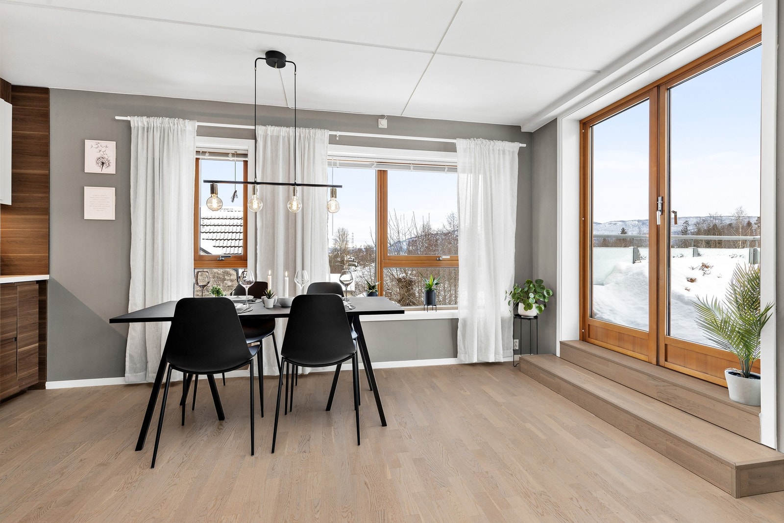 Rommet har flere store vindusflater fra to sider som slipper inn rikelig med naturlig lys Galleribilde