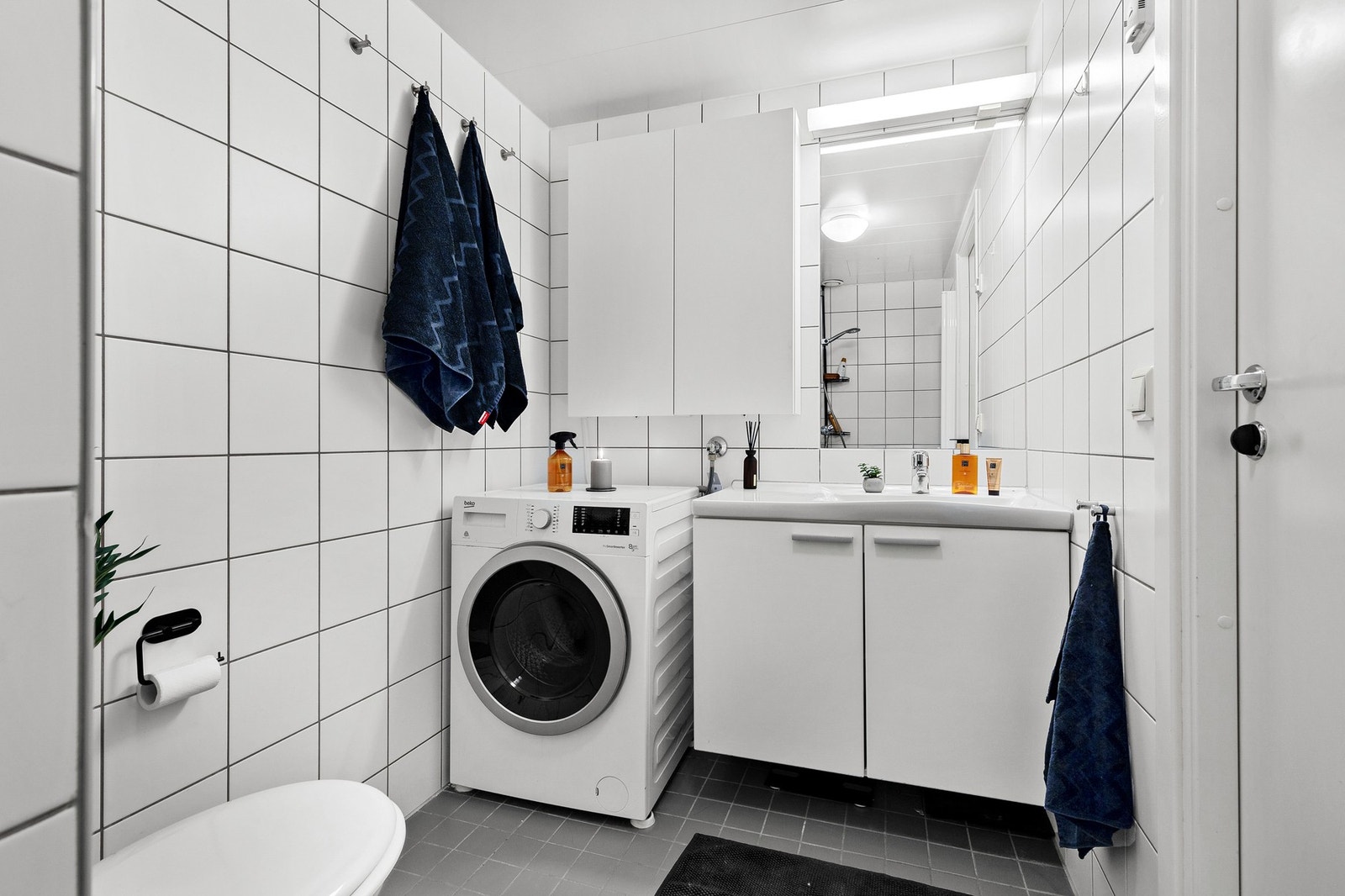 Helfliset bad med gulvvarme og baderomsinnredning med underskap og overskap for best mulig plassutnyttelse Galleribilde