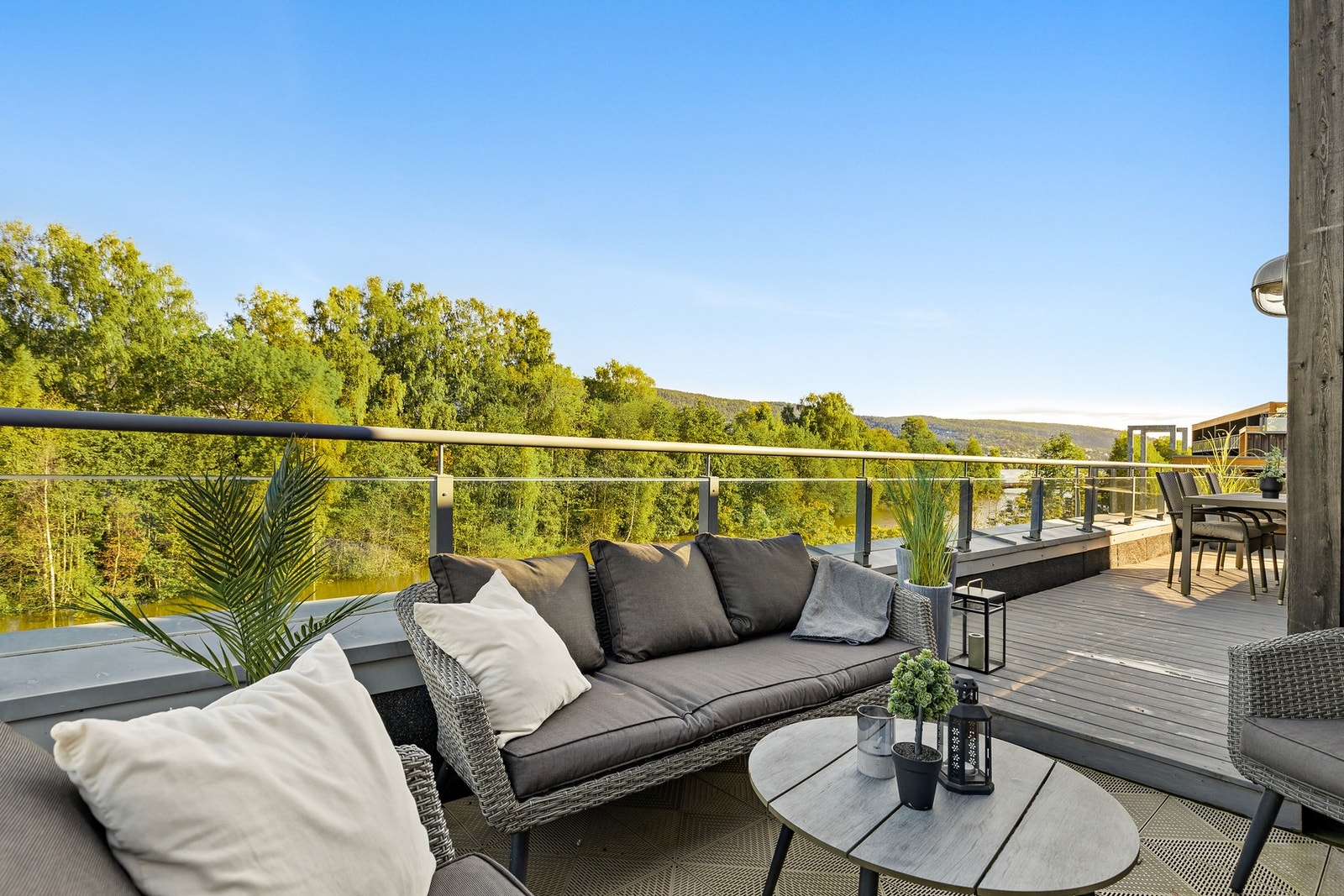 Leiligheten har en romslig takterrasse på hele 29 kvm Galleribilde
