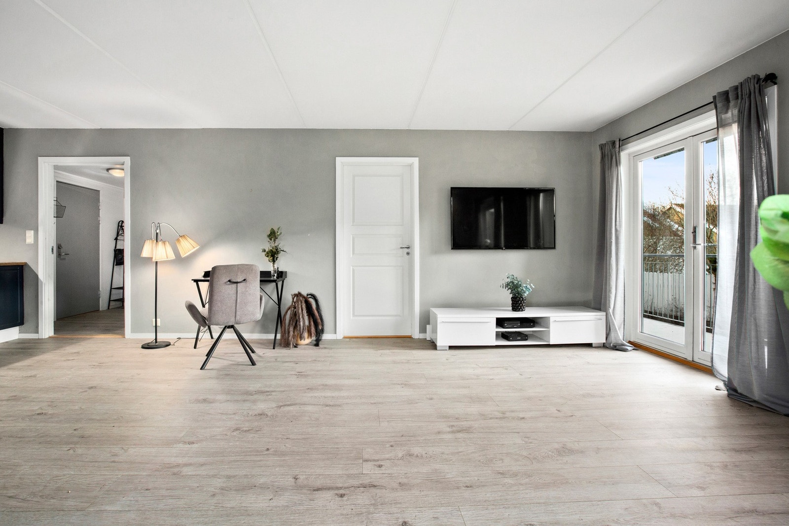 Den rektangulære utformingen gjør det enkelt å møblere, med plass til både sofagruppe og spisestue. Galleribilde