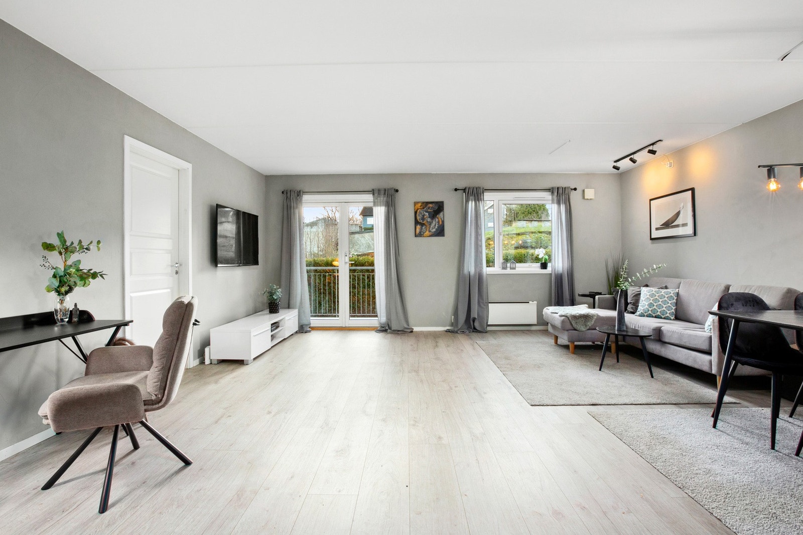Leilighetens hjerte er den romslige stuen, som er et naturlig samlingspunkt. Galleribilde