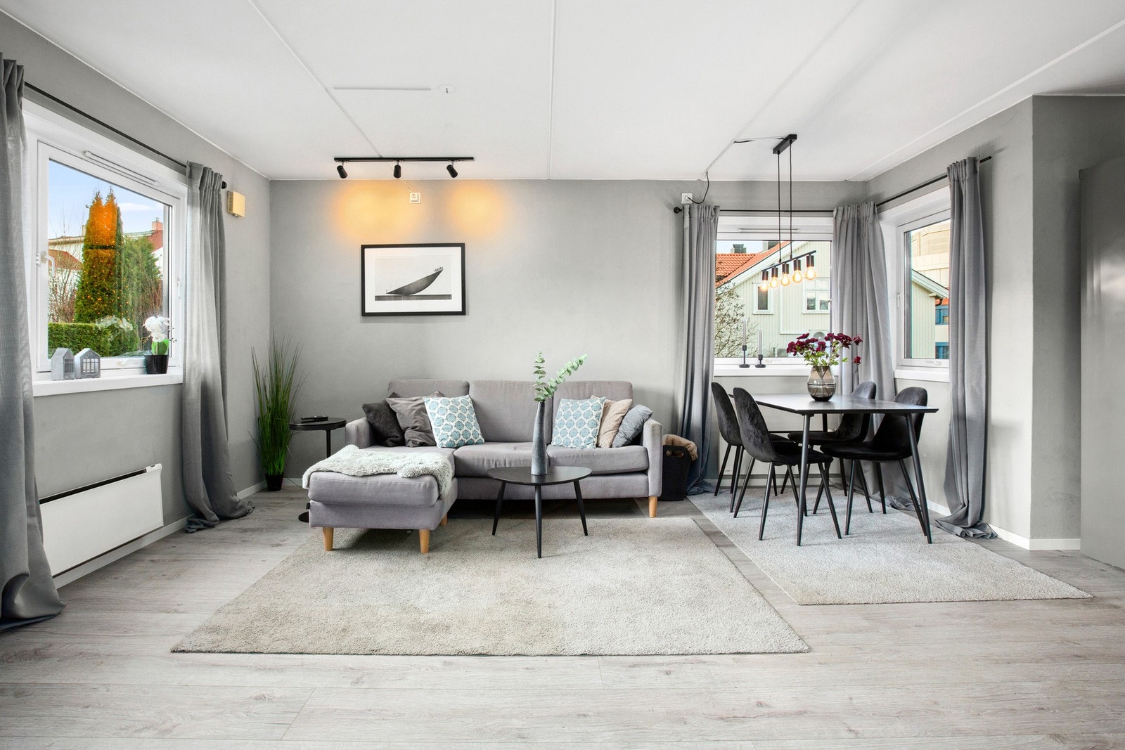 Store vindusflater og endeleilighetens ekstra vinduer gir rikelig med dagslys og en lun atmosfære. Galleribilde