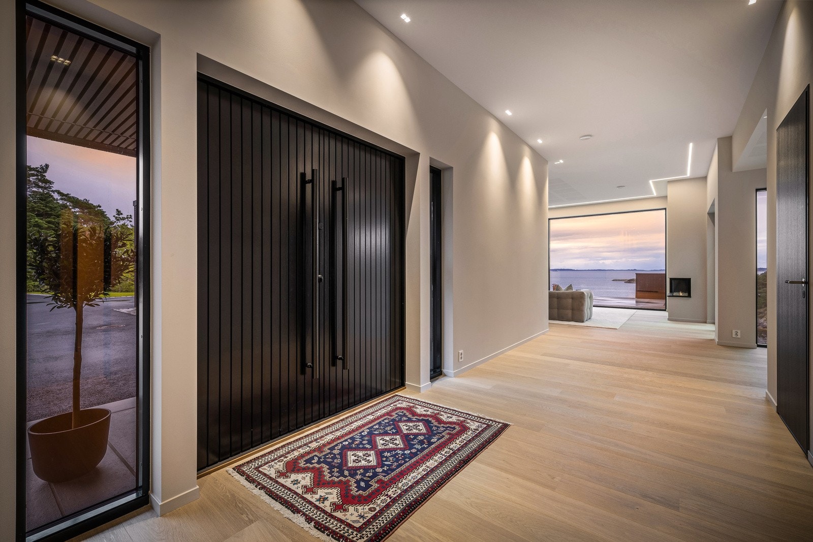 - Boligen har en majestetisk dobbel ytterdør fra EGE som leder inn til en romslig hall - Galleribilde