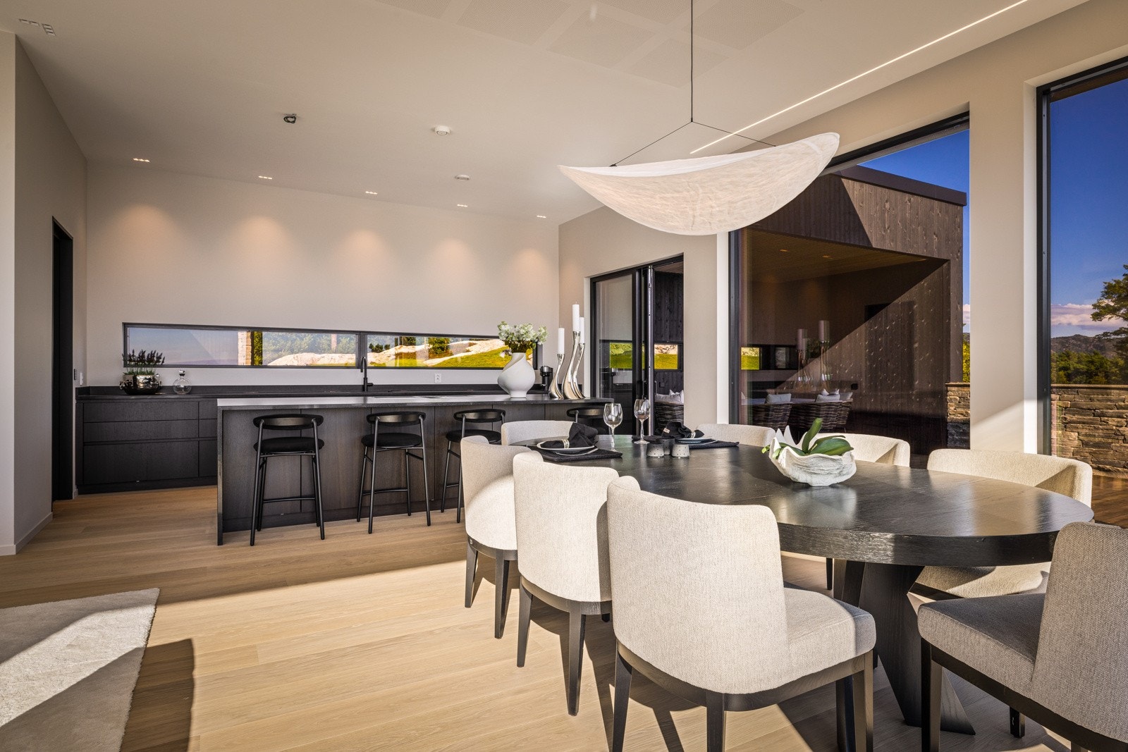 - Boligen har designbelysning i alle rom, slik at man alltid får den rette stemningen - Galleribilde