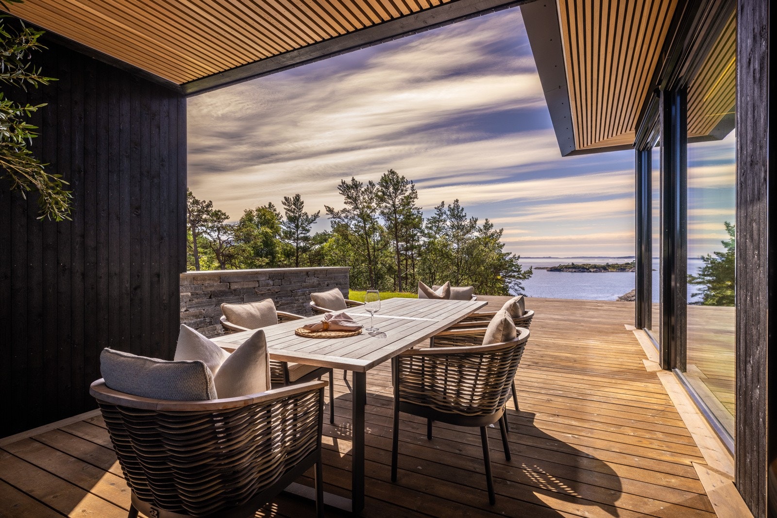 - Kjøkkenet har utgang til terrasse hvor man kan sitte under tak å nyte middagen. Her er det lagt opp til mulighet for oppføring av utvendig kjøkken - Galleribilde